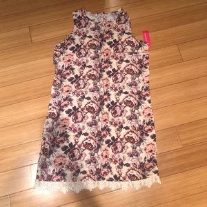 Summer dress in floral print with crochet hem